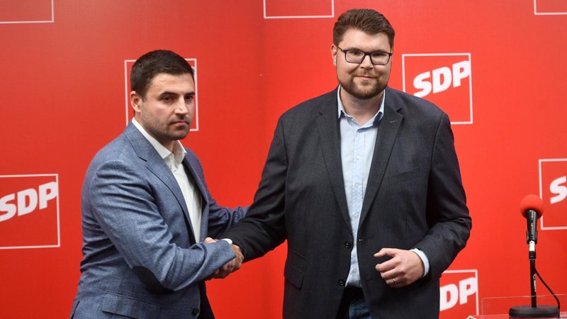 Fotografija: Izključeni nekdanji predsednik SDP Davor Bernardić (levo) bo z novo stranko močna konkurenca levosredinski SDP, ki jo zdaj vodi Peđa Grbin. FOTO: Goran Mehkek/Cropix
