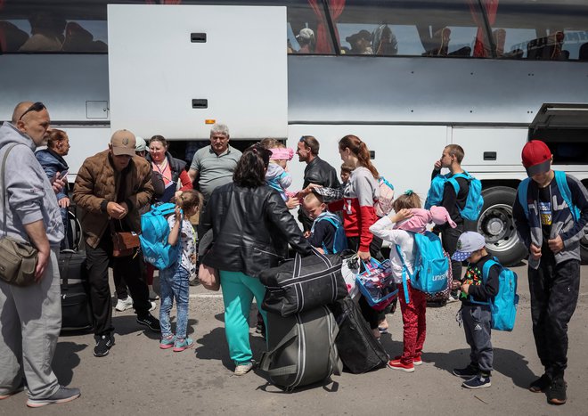 Ukrajinski begunci iz Mariupolja. FOTO: Gleb Garanich/Reuters
