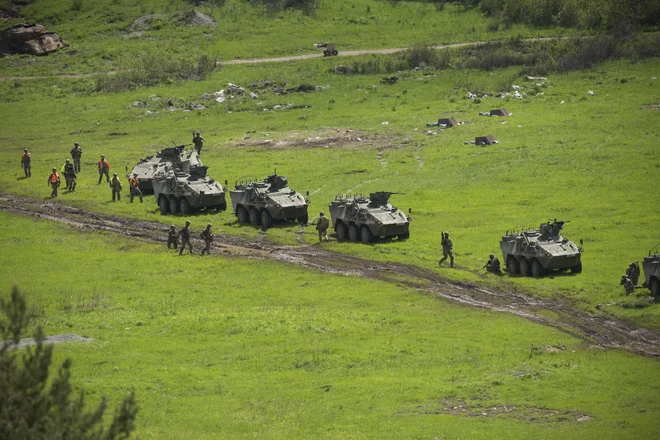 H konstituiranim državam ob simbolih in državnem aparatu neločljivo sodi tudi vojska, ki varuje pridobitve. Foto Jure Eržen/Delo
