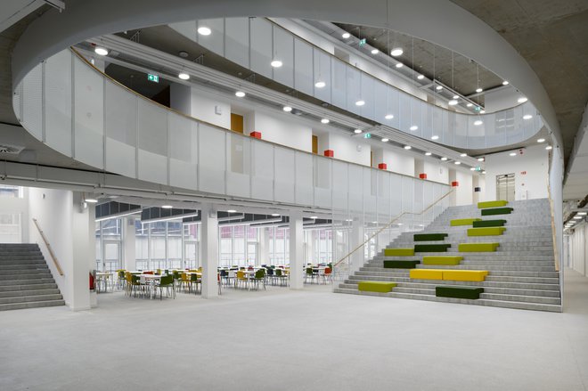 Dvovišinska havla, v katero in iz katere se odpirajo pogledi v vse etaže, spominja na odprtost šol arhitekta Emila Navinška. FOTO: Miran Kambič

