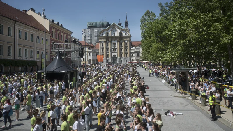 Fotografija: Na Kongresnem trgu se je tako tik pred koncem srednje šole zavrtelo od 2000 do 3000 mladih. FOTO: Jure Eržen/Delo
