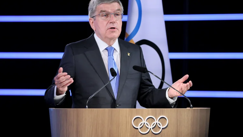 Fotografija: Thomas Bach je opozoril podpornike ruske agresije na Ukrajino pred sankcijami Moka. FOTO: Denis Balibouse/AFP