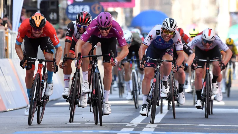 Arnaud Demare (tretji z leve) tik pred novo zmago na Giru 2022. FOTO: Jennifer Lorenzini/Reuters
