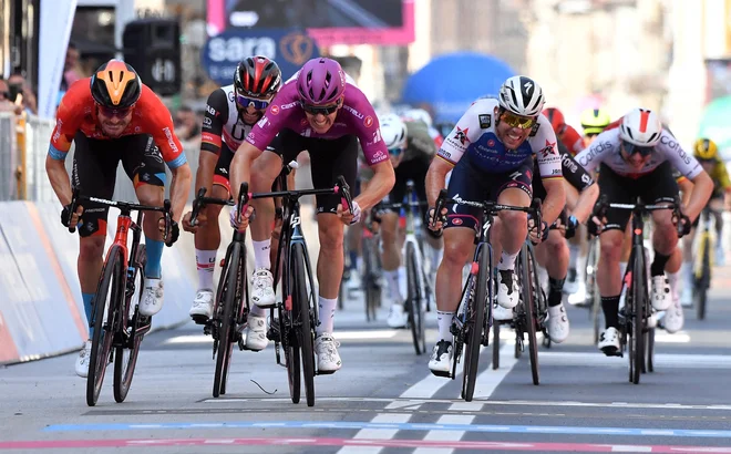 Arnaud Demare (tretji z leve) tik pred novo zmago na Giru 2022. FOTO: Jennifer Lorenzini/Reuters
