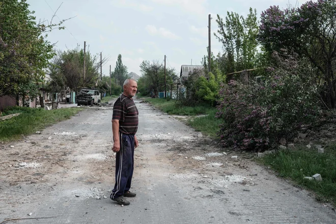 Rusi poročajo o 177 civilistih, ki jih je Rusija evakuirala iz jeklarne Azovstal in jim zagotovila zdravstveno oskrbo. FOTO: Yasuyoshi Chiba/Afp
