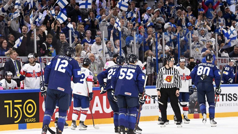 Fotografija: Finski hokejisti so še enkrat dvignili rojake na noge. FOTO: Heikki Saukkomaa/AFP
