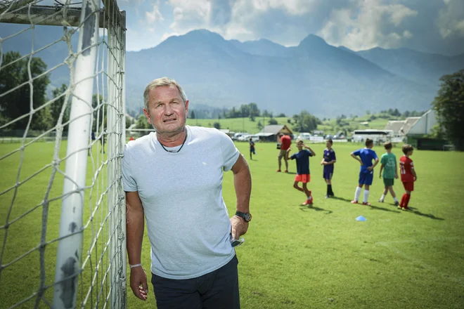 Matjaž Kek pozorno spremlja končnico slovenskega prvenstva in razmišlja o velikem junijskem izzivu reprezentance Slovenije. FOTO: Jože Suhadolnik
