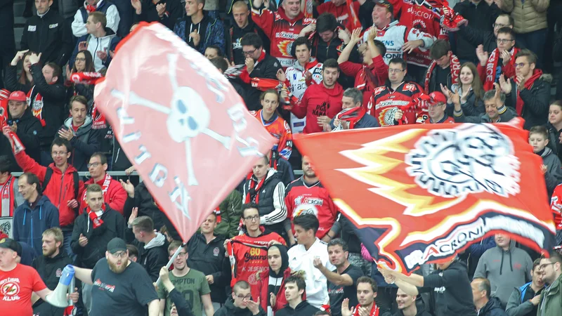 Fotografija: Jesenice ohranjajo izjemno bazo navijačev, ti pa si želijo svoje moštvo gledati na najvišji ligaški ravni v regiji. FOTO: Tomi Lombar/Delo