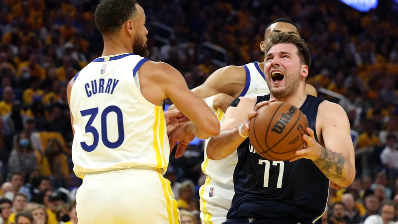 Fotografija: V San Franciscu se Dallasu ni izšel načrt, čeprav je Luka Dončić v drugi tekmi blestel. Teksašani bodo finalno serijo doma nadaljevali z 0:2 v zmagah. FOTO:Harry How/AFP