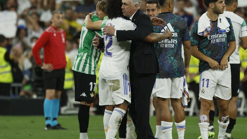 Fotografija: Za zadnjo tekmo v Realovem dresu v španskem prvenstvu in na štadionu Santiagu Bernabeu je Marcelo prejel tudi čestitke trenerja Carla Anacelottija. FOTO: Susana Vera/Reuters
