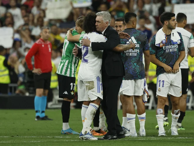 Za zadnjo tekmo v Realovem dresu v španskem prvenstvu in na štadionu Santiagu Bernabeu je Marcelo prejel tudi čestitke trenerja Carla Anacelottija. FOTO: Susana Vera/Reuters