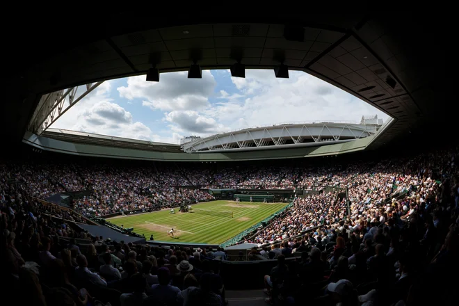 Zaradi odsotnosti ruskih in beloruskih teniških igralcev in igralk letošnji turnir v Wimbledonu ne bo prinašal točk na letvicah ATP in WTA. FOTO: Thomas Lovelock/Reuters
