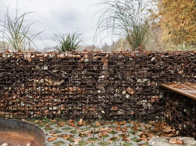 Odvečni gradbeni material smo ponovno uporabili v opornih zidovih zunanjega dvorišča in tako teh odpadkov nikamor nismo ne vozili ne zavrgli. FOTO: Andrej Lamut
