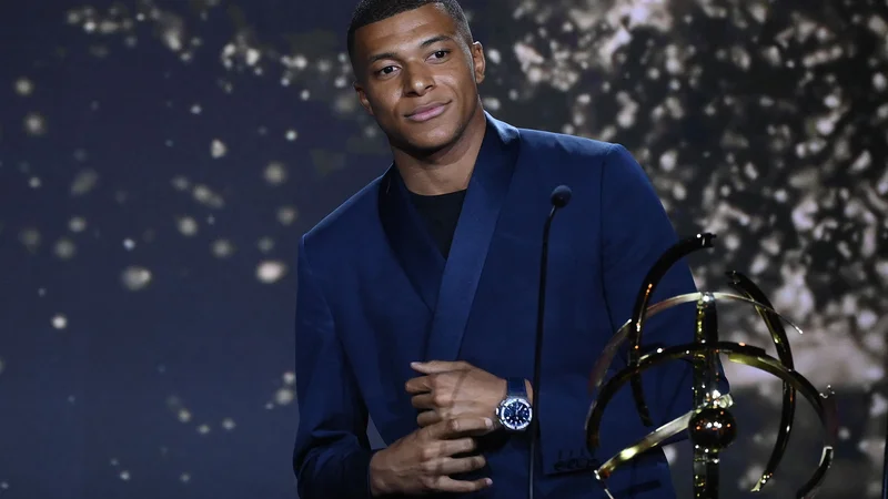 Fotografija: Kylian Mbappe se je pred večernim zadnjim dejanjem sezone okitil še s priznanjem za najboljšega nogometaš v Ligue 1. FOTO: Franck Fife/AFP