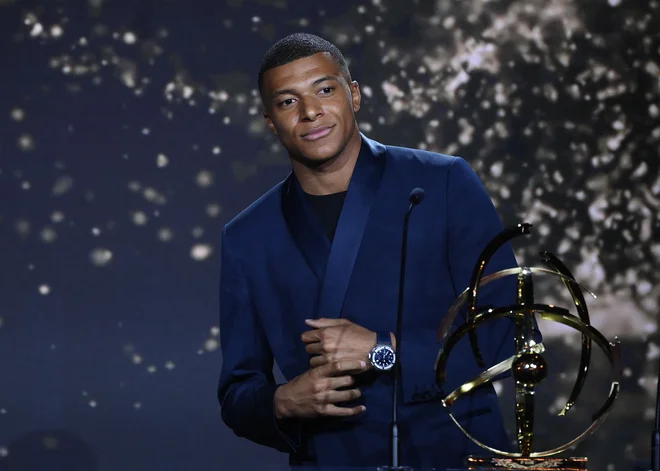 Kylian Mbappe se je pred večernim zadnjim dejanjem sezone okitil še s priznanjem za najboljšega nogometaš v Ligue 1. FOTO: Franck Fife/AFP
