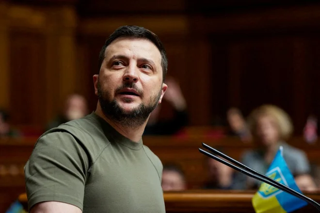 Volodimir Zelenski je za ukrajinsko televizijo navedel, da bo vojna še krvava in da se bodo spopadi nadaljevali, dokončno pa se bo lahko končala le z diplomacijo.FOTO: Ukrajinsko predsedstvo/Reuters
