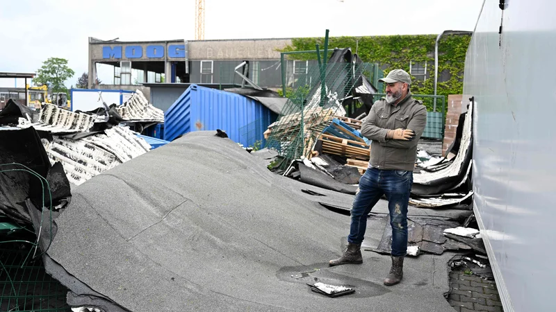 Uničen objekt v industrijski četrti Paderborna. FOTO:&nbsp;Ina Fassbender/AFP
