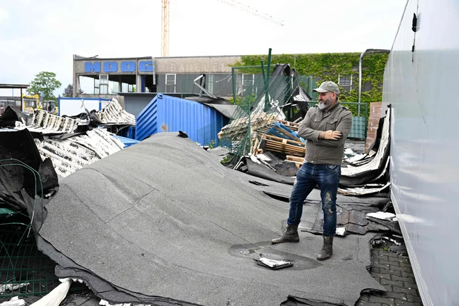 Uničen objekt v industrijski četrti Paderborna. FOTO:&nbsp;Ina Fassbender/AFP
