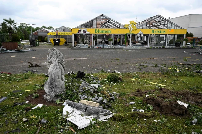 Uničen vrtni center v Paderbornu. FOTO: Ina Fassbender/AFP
