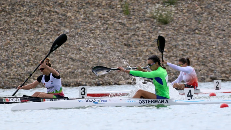 Fotografija: Anja Ostermann (v sredini) je letošnji svetovni pokal začela s stopničkami. FOTO: KZS