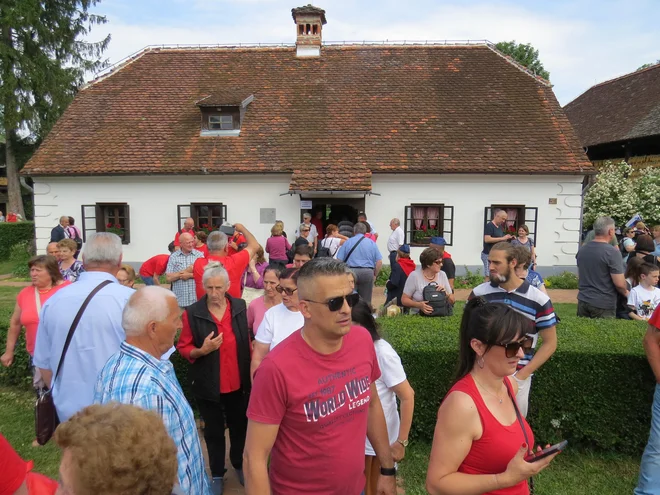 Pred vstopom v rojstno hišo Josipa Broza Tita je bila velika gneča. FOTO: Bojan Rajšek/Delo
