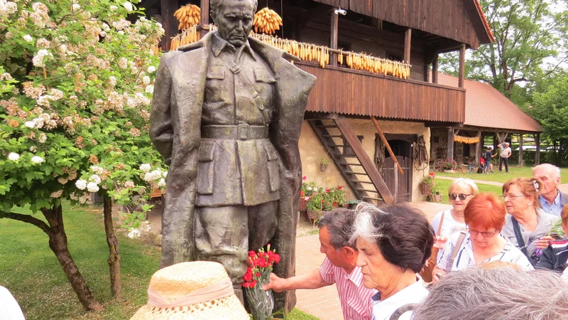 Fotografija: Pred spomenik Josipa Broza Tita, ki stoji zraven njegove rojstne hiše, so številni polagali cvetje. FOTO: Bojan Rajšek/Delo