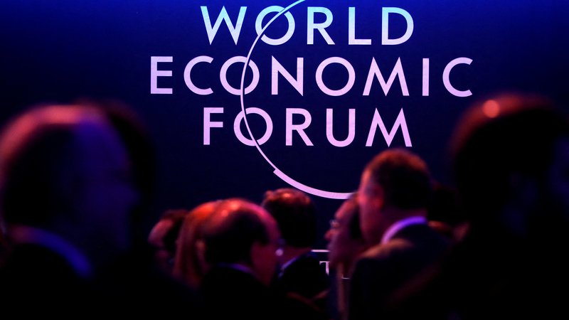 Fotografija: Srečanje svetovne elite v Davosu tokrat izjemoma poteka spomladi. Vzrok za to je pandemija covida-19. FOTO: Denis Balibouse/Reuters
