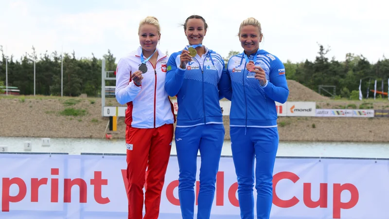 Fotografija: Anja Osterman (na sredini) in Špela Ponomarenko Janić (desno) sta se izkazali s prvim in tretjim mestom. FOTO: Nina Jelenc/KZC