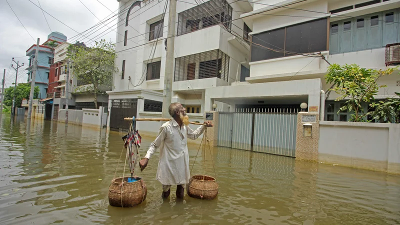 Fotografija: Okoli 60 ljudi je umrlo, od tega 50 v Indiji, najmanj deset pa v regiji Sylhet v Bangladešu (na fotografiji) FOTO: Mamun Hossain/AFP
