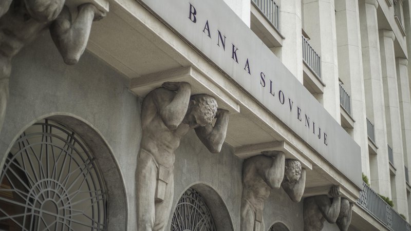 Fotografija: Banka Slovenije je zdržala izplačila obresti podrejenih obveznic še pred izdajo izrednih odločb. Foto Leon Vidic

