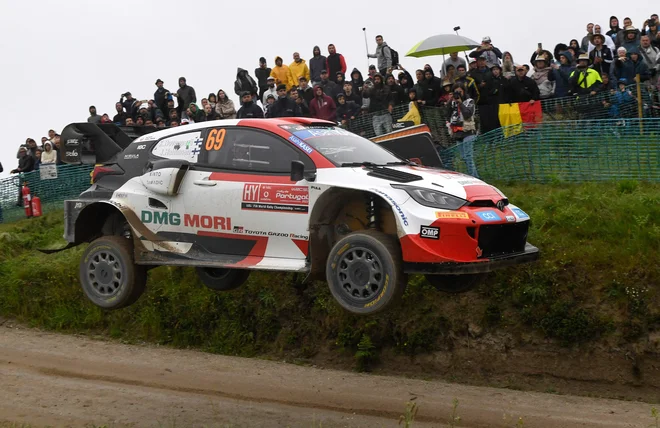 Kalle Rovanperä je bil najhitrejši tudi na Portugalskem. FOTO: Miguel Riopa/AFP

