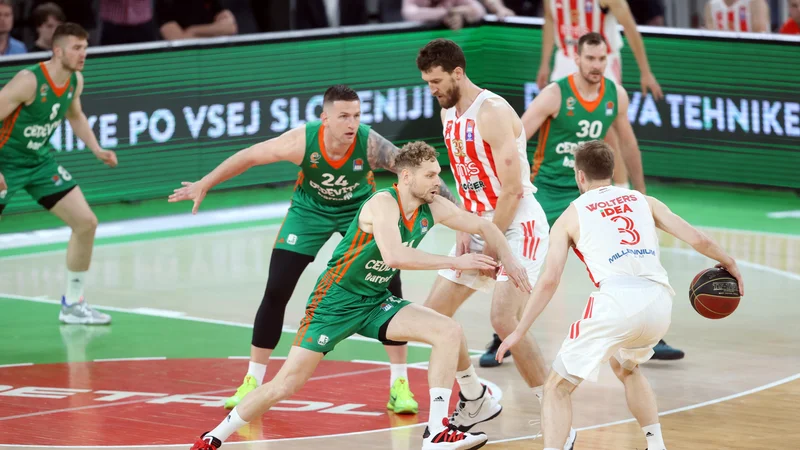 Fotografija: Edo Murić, Alen Omić, Jaka Blažič in Zoran Dragić (z leve) se bodo morali drevi izkazati v obrambi. Foto ABA
