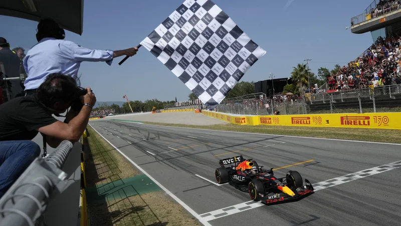 Fotografija: Max Verstappen je prvi prevozil ciljno črto v Montmelu. FOTO: Manu Fernandez/Reuters