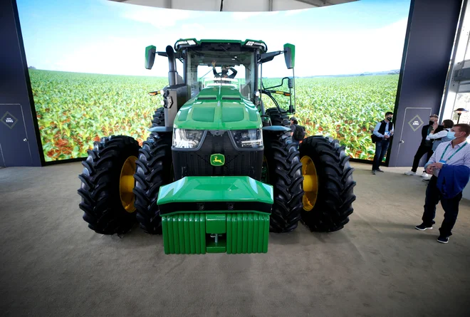Pri ameriškem proizvajalcu kmetijske mehanizacije John Deere so že začeli odpravljati šibke točke v programski opremi. Foto Steve Marcus/Reuters
