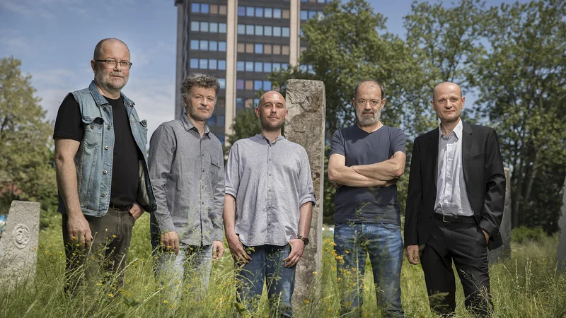 Fotografija: Finalisti letošnjega kresnika (z leve): Andrej E. Skubic, Marjan Žiberna, Davorin Lenko, Roman Rozina in Dušan Šarotar. FOTO: Leon Vidic/Delo
