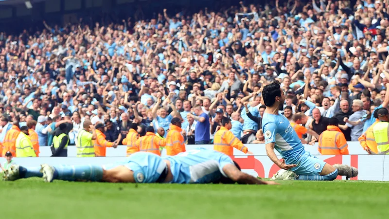 Fotografija: Ilkay Gundogan je sprožil pravo ekstazo, ko je popeljal Manchester City v šampionsko vodstvo s 3:2. FOTO: Hannah McKay/Reuters