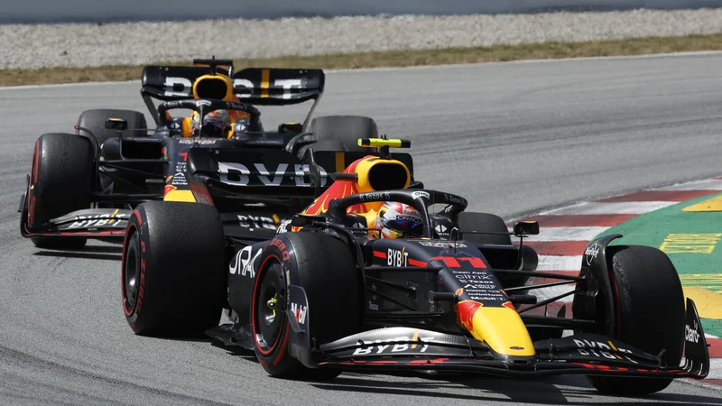 Fotografija: Sergio Perez je moral spustiti predse Maxa Verstappna. FOTO: Albert Gea/Reuters