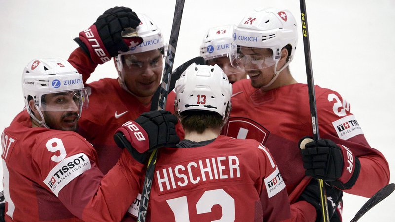 Fotografija: Švicarski hokejisti so proslavili novo zmago na SP. FOTO: Mikko Stig/AFP
