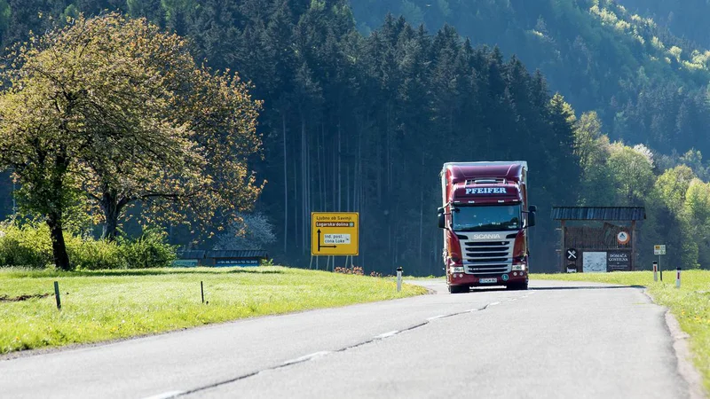 Fotografija: Končna stranka je lahko vnaprej obveščena o času prihoda dostave ter digitalno podpiše in potrdi prejem pošiljke na ročnem terminalu, ki ga upravlja voznik. FOTO: Pfeifer Logistics