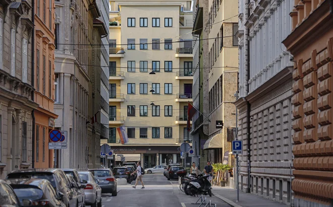 K višji rasti posojil gospodinjstvom so pomembno prispevala predvsem stanovanjska posojila. Njihov obseg se je marca povečal za sto milijonov evrov. FOTO: Jože Suhadolnik/Delo
