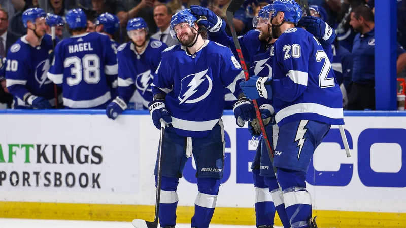 Fotografija: Nikita Kucherov (št. 86) prejema čestitke Stevena Stamkosa (91) v zadnji tretjini dvoboja v Tampi. FOTO: Nathan Ray Seebeck/USA Today Sports