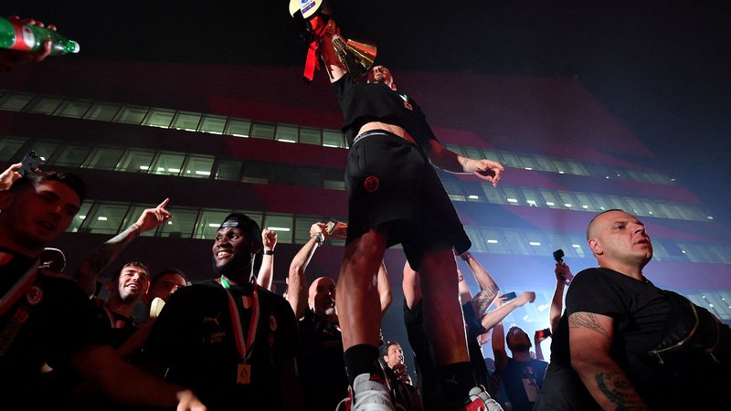 Fotografija: Zlatan Ibrahimović s scudettom v Milanu. FOTO: Daniele Mascolo/Reuters
