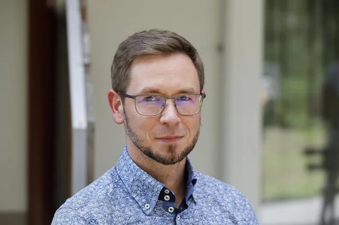 »Naša anketa med socialnovarstvenimi zavodi je pokazala, da zaradi občutnih podražitev gradbenega materiala in storitev ter drugih stroškov potrebujejo od 25 do 30 odstotkov oziroma najmanj 17,6 milijona evrov več sredstev od predvidenih v investicijski dokumentaciji,« opozarja Denis Sahernik, sekretar Skupnosti socialnih zavodov. Foto Jože Suhadolnik/Delo
