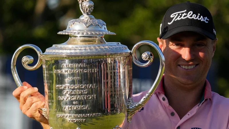 Fotografija: Justin Thomas s pokalom Wanamaker. FOTO: Michael Madrid/USA Today Sports