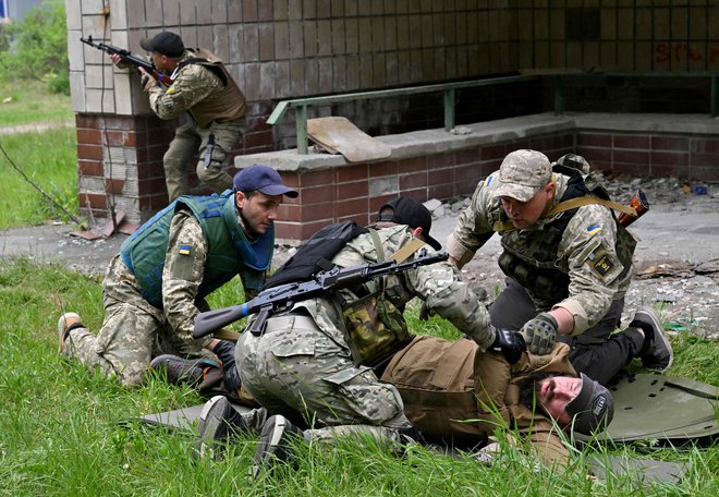 Borci enote teritorialne obrambe, podporne sile redne ukrajinske vojske, sodelujejo na vaji zunaj Kijeva. FOTO: Sergei Supinsky/AFP

