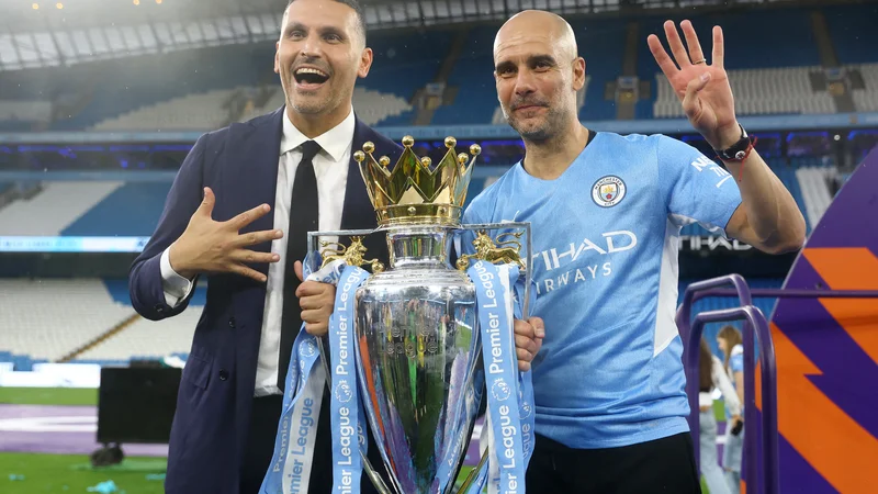 Fotografija: Predsednik Manchester Cityja šejk Haldun Al Mubarak in trener članskega moštva Pep Guardiola proslavljata na zelenici domacega štadiona. FOTO: Hannah Mckay/Reuters