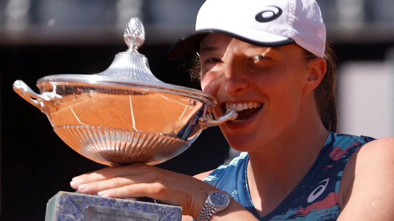 Fotografija: Iga Šwiatek (na fotografiji) se je tudi iz Rima vrnila s trofejo. FOTO: Guglielmo Mangiapane/Reuters