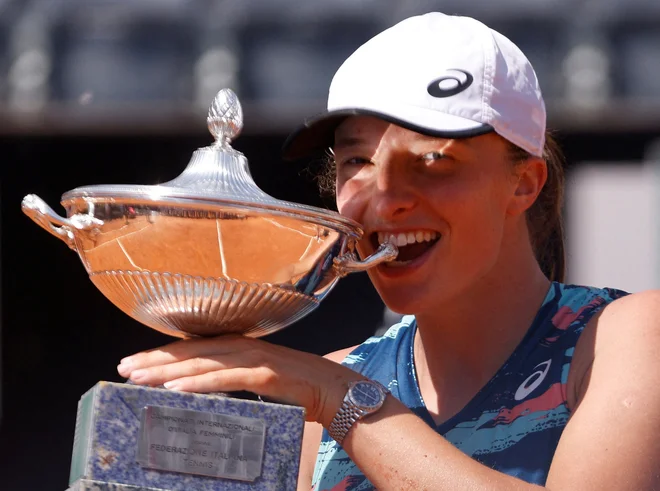 Iga Šwiatek (na fotografiji) se je tudi iz Rima vrnila s trofejo. FOTO: Guglielmo Mangiapane/Reuters
