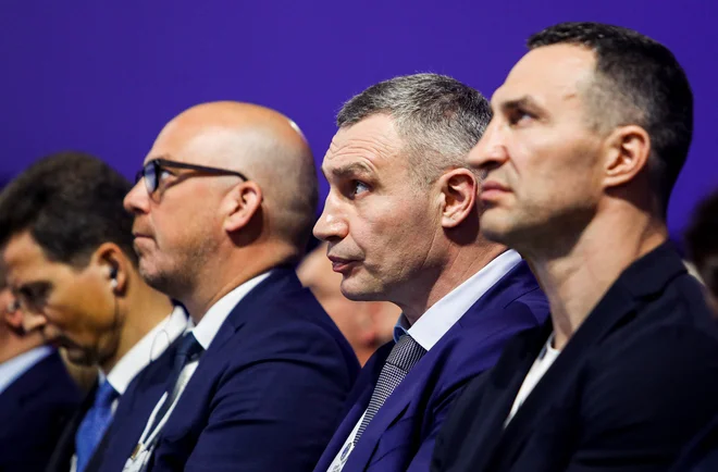 V občinstvu sta sedela tudi kijevski župan in nekdanji svetovni boksarski prvak Vitalij Kličko in njegov brat, prav tako boksarski prvak, Vladimir Kličko. FOTO: Arnd Wiegmann/Reuters
