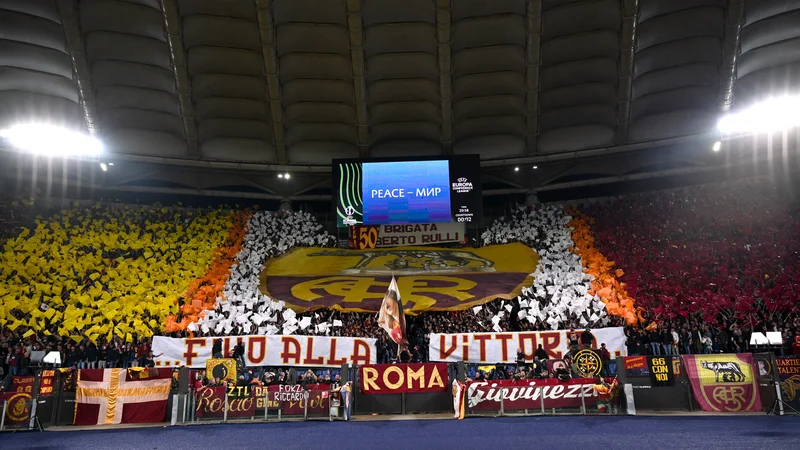 Fotografija: Olimpijski štadion v Rimu bo pokal po šivih tudi v času finalne tekme konferenčne lige v Tirani. FOTO: Alberto Lingria/Reuters